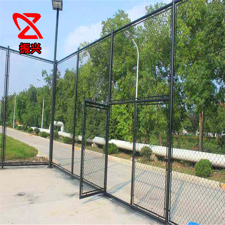 足篮球场围网铁丝网围栏网体育球场护栏网现货低碳钢丝菱形勾花网