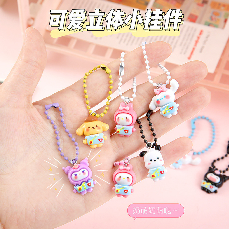 新しいかわいいアニメのキーホルダーは学生のキーホルダーに飾られています。|undefined