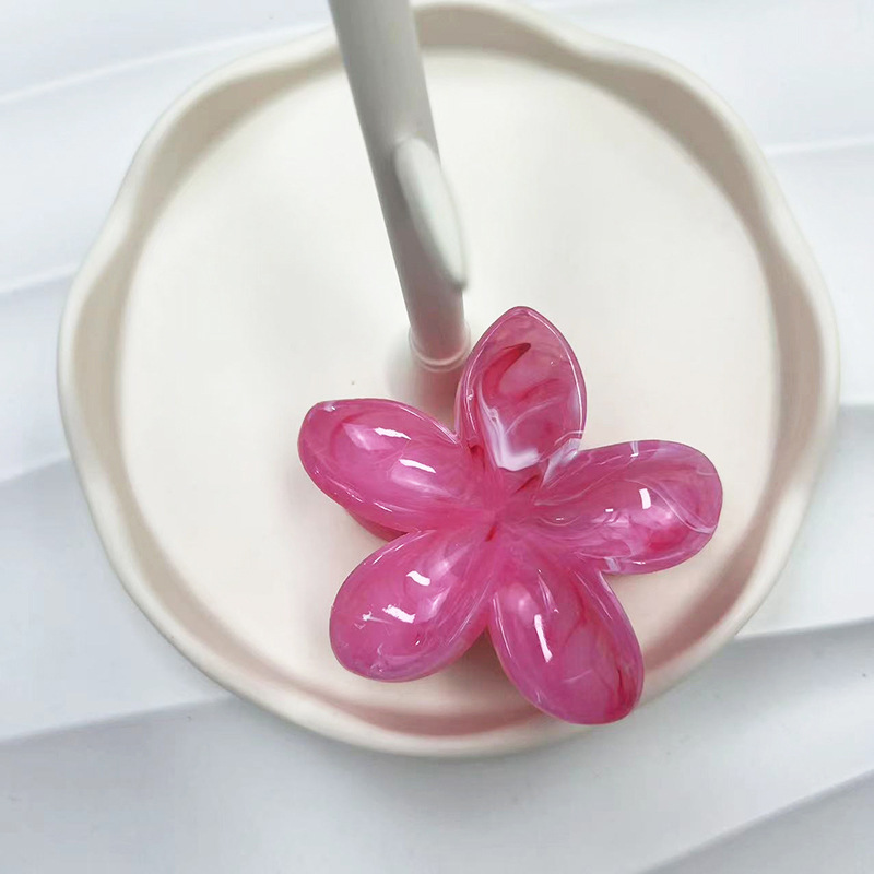 欧米の国境を越えた多彩な卵の花は紫荊花のヘアピンを挟んで高級感があります。|undefined