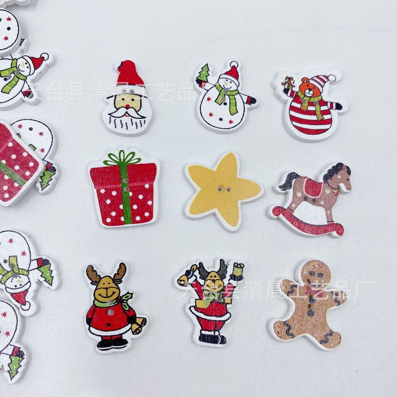 クリスマスの絵の木はサンタクロースの祝日の雰囲気の雪だるまを掛けて木のボタンのヘラジカの木のボタンを飾ります。|undefined