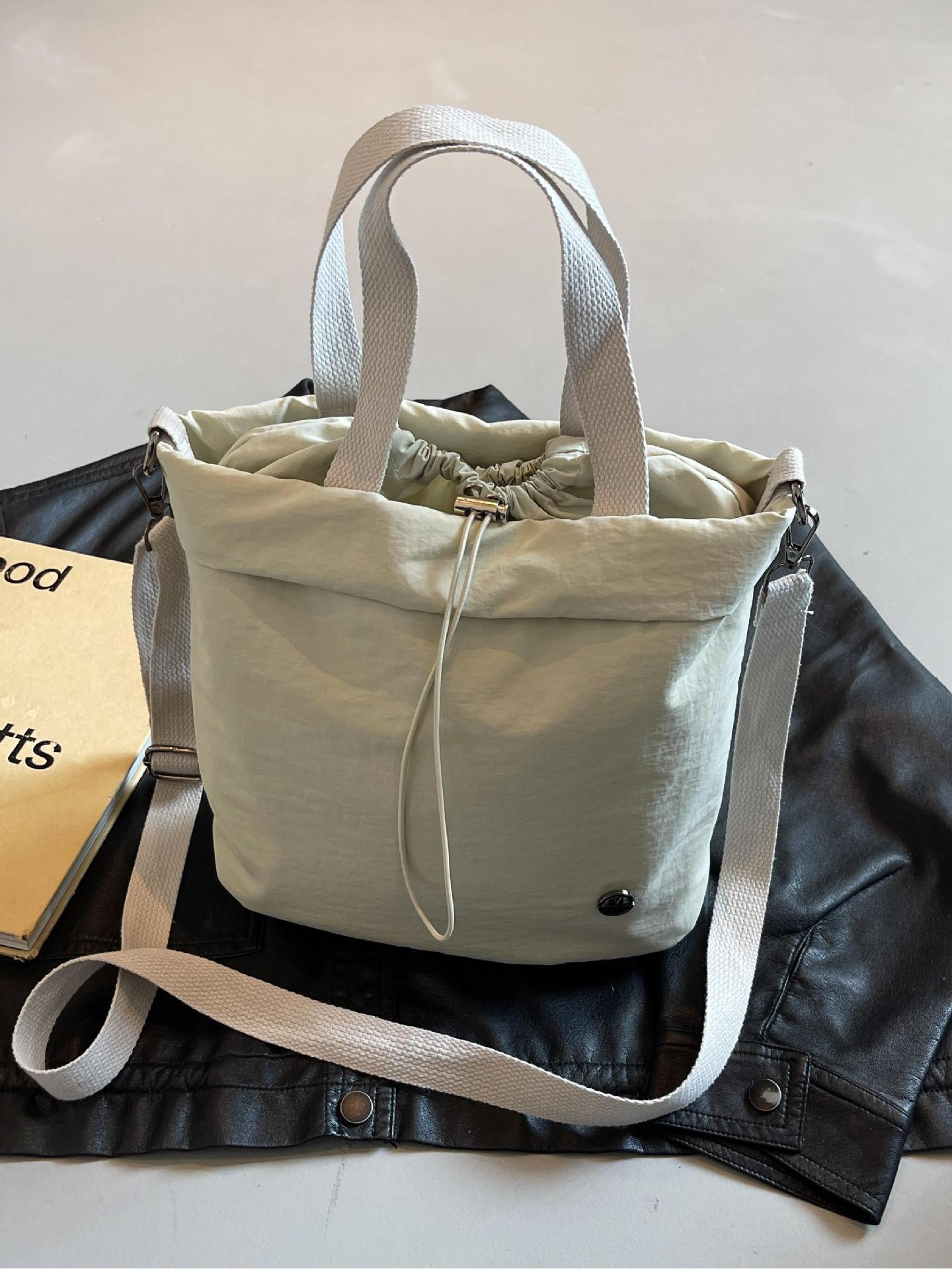 Bolso de lona para mujer 2025 nuevo bolso de cubo ligero y casual bolso de hombro portátil bolso de mensajero deportivo de fitness de gran capacidad