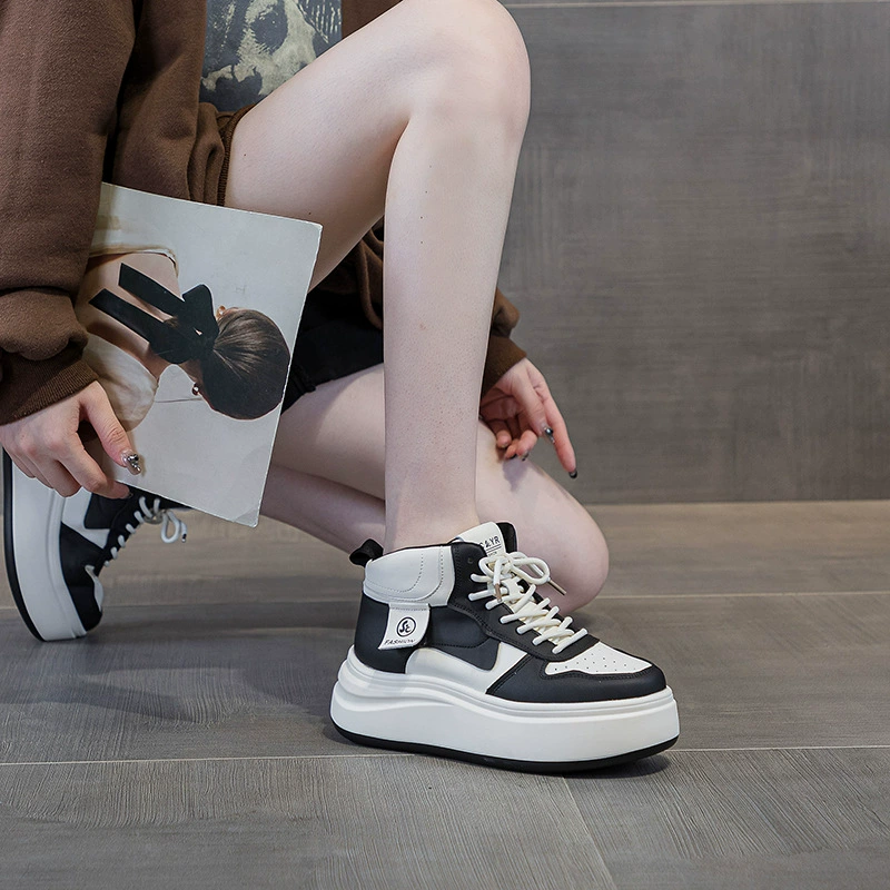 Женские белые кроссовки на толстой подошве 2025 года, новые, увеличивающие рост, в стиле интернет-знаменитостей, модные, повседневные, классические, для студенток