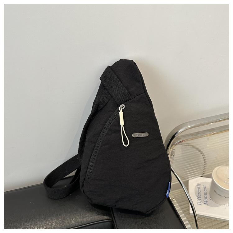 The new large-capacity, fashionable and versatile Korean casual chest bag for autumn and winter, as well as the simple travel canvas bag, are selling well among women undefined