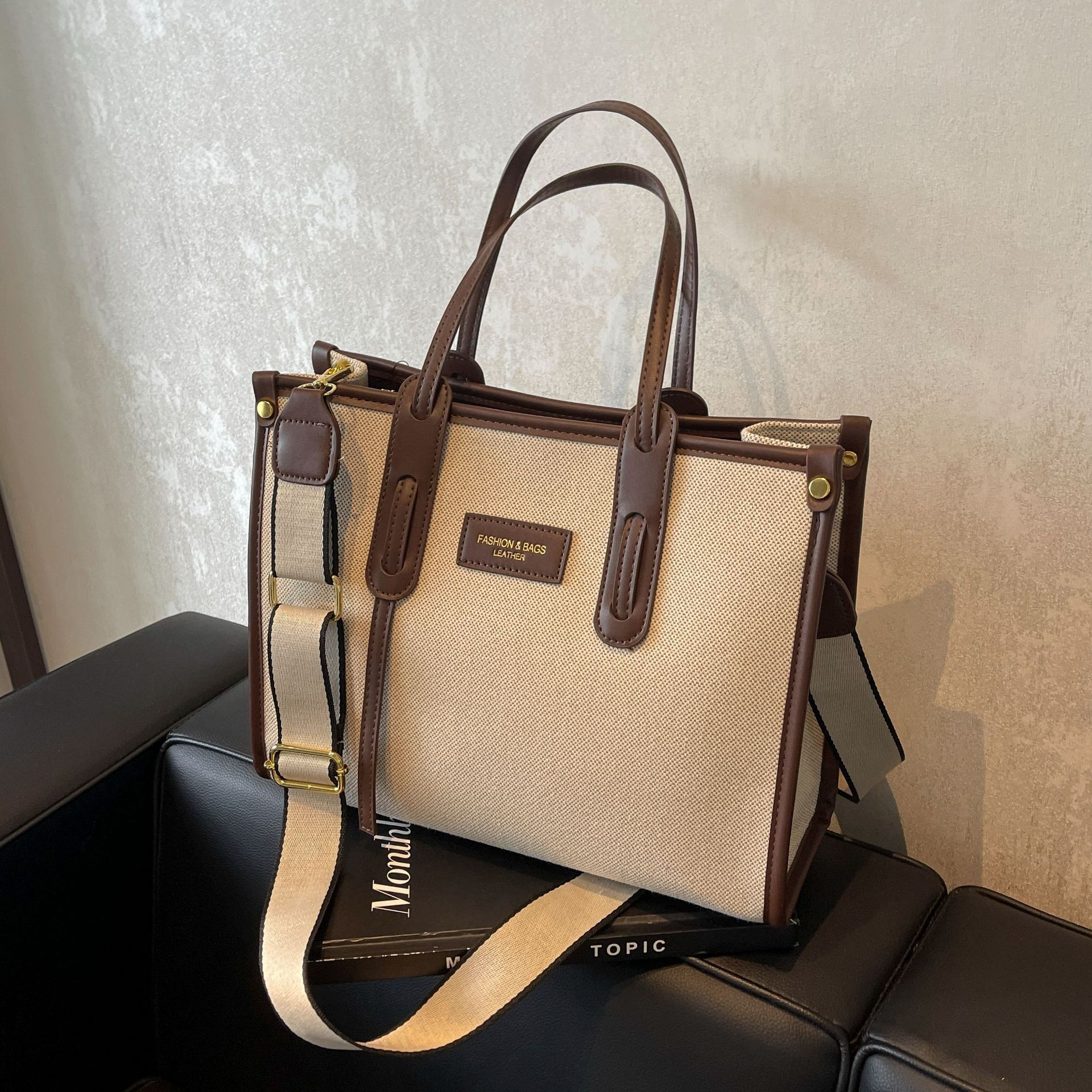 Bolsa de lona de gran capacidad para mujeres 2024 nuevo estilo sensación de moda mochila de hombro para viajar bolso de mano universal