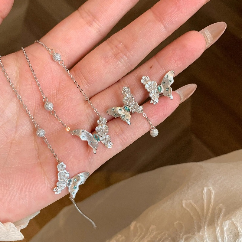 轻奢复古高级感薄荷绿拉丝蝴蝶项链手链耳钉典雅精致百搭时尚套装