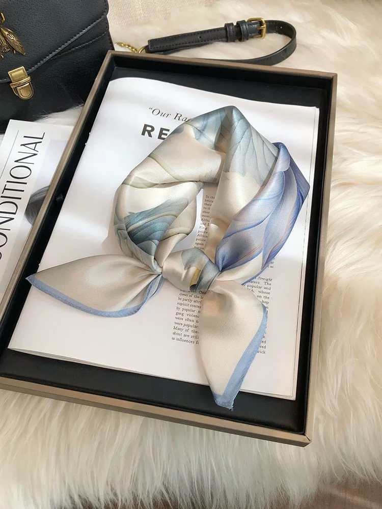 Primavera pequeña bufandas de seda ~ primavera y verano fresca sensación de reducción de la edad de las niñas coreanas pequeñas bufandas de seda de lujo ligero mujeres versátiles