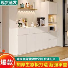 サイドキャビネットのキャビネットは一体的に壁に寄りかかっています。
