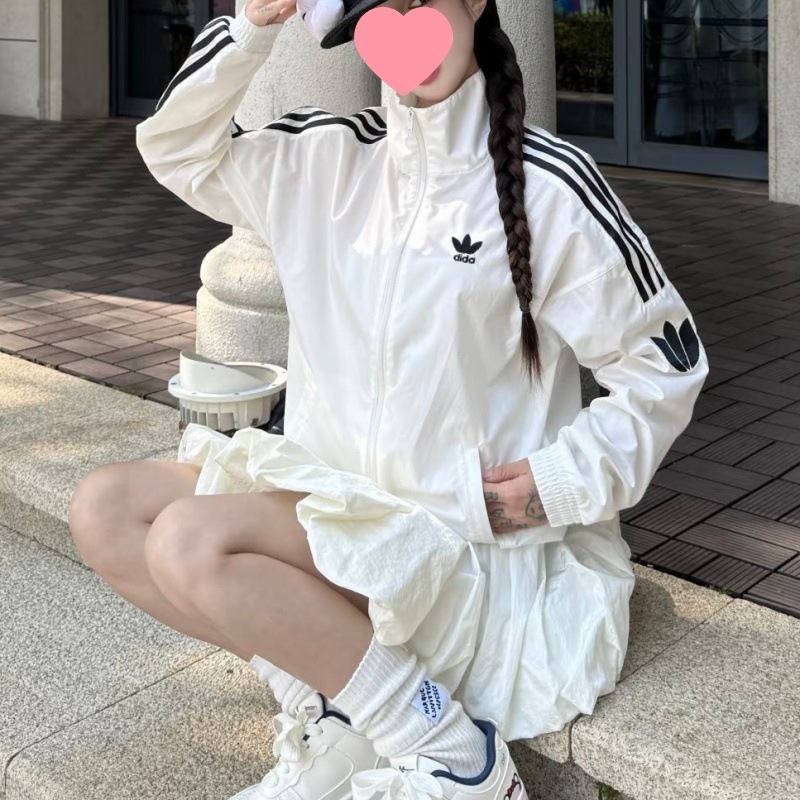 Trendy clover-patterned windbreaker jacket from Taobao and Douyin, suitable for spring and autumn, with embroidered logo, designed for sports and outdoor activities, offering windproof and sun protection