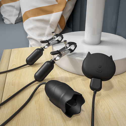 Moonuo rechargeable double breasts clitoris three-point tongue licking breast clamp vibrating breast massage female masturbation device cross-border