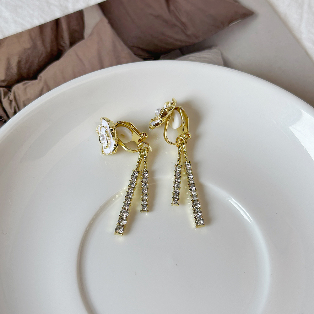 Versión coreana del clip para la oreja sin orejas de la celebridad de Internet clip para la oreja triangular con incrustaciones de diamantes de alta calidad Pendientes de Yiwu de temperamento simple femenino al por mayor