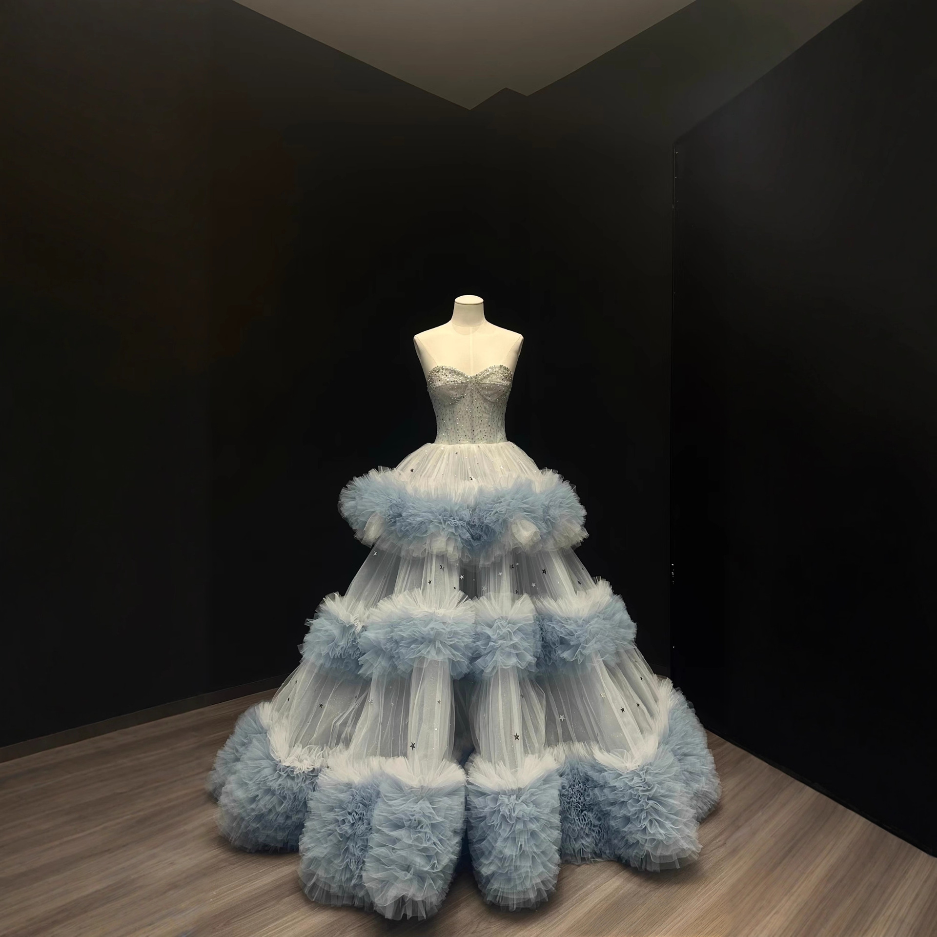 Personalized Blue Gradient Cake Skirt Wedding Dress, Colorful Wedding Dress, Princess Dress, Strapless High-End Luxury Train, Exquisite Wedding Dress