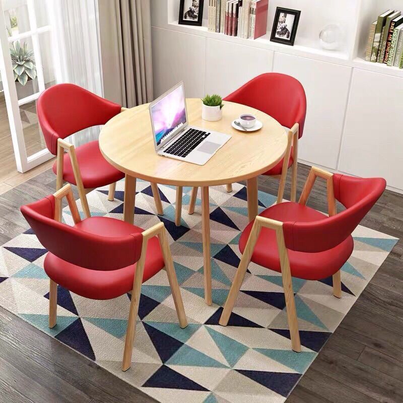 밝은 나무 색상의 데스크탑 + 밝은 빨간색 가죽 의자