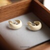 Beige retro earrings, mosquito coil, painless design ear clips, no pierced ears, simple and elegant design, french style