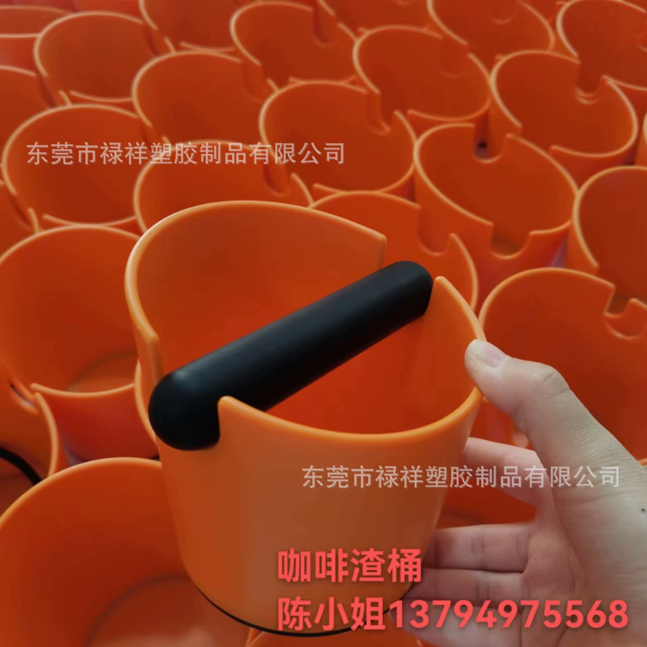 Коптильное ведро? Нет. Let's translate: "Knocking dregs bucket household large and small dregs box ABS plastic coffee grounds bucket coffee handle dregs dregs bucket dregs bucket"