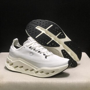 ����Ь���S��Ʒ�|�羳 O��N��Ь Cloudsurfer Max ���m͸���ܲ�Ь