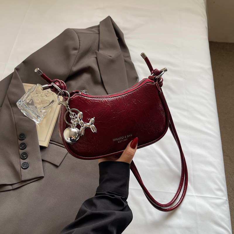 펜던트가 달린 와인 레드