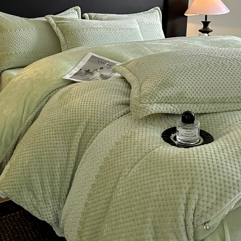 Alta calidad simple tallado leche de cama de seda de cuatro piezas de invierno coral cubierta de edredón de brida sábanas de seda de tres piezas