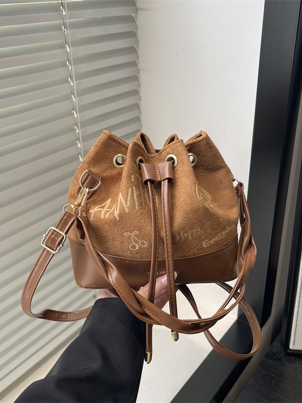 Bolsas de mujer transfronterizas 2025 nueva moda de viaje popular simple ocio mochila versátil torsión bolsas de cubo de mano
