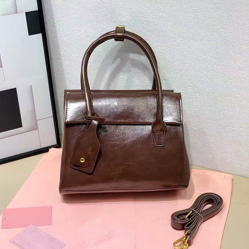 Aventure bolso de concha italiano mujer 2024 nuevo bolso de bolos retro miu bolso de mensajero portátil de cuero