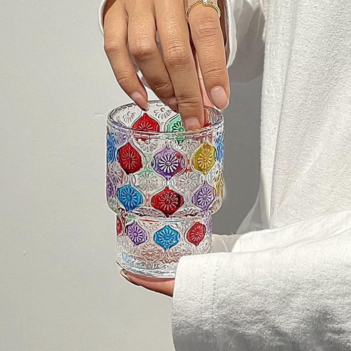 Ins nicho diseño de color contrastante pintado a mano taza de agua de vidrio de colores taza de jugo refractará la luz del arco iris taza medieval
