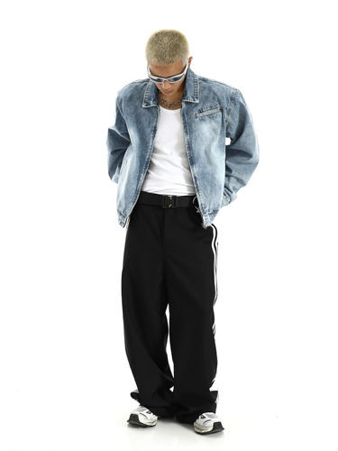 Elegant gradient water-wash padded shoulder zipper American retro denim jacket for men, new item with unique design sense.