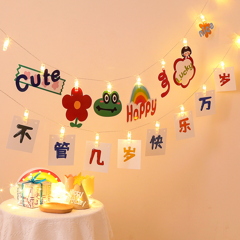 Dekorationen für den ersten Kindergeburtstag: Leuchtclips, Lichterketten, Hintergrundbanner, Überraschungsszene_voghion.com