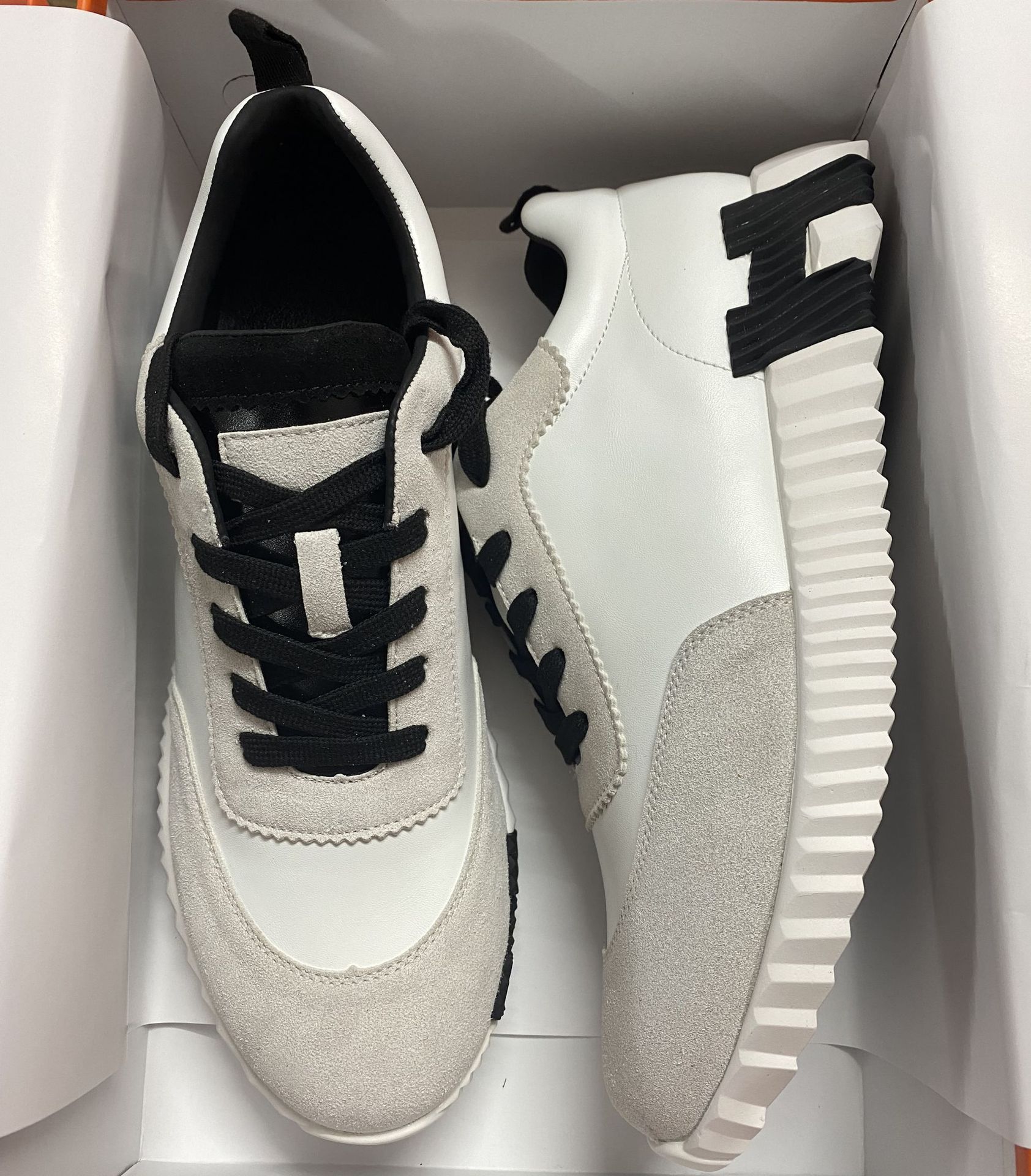 Versión de piel de vaca ~ H color a juego zapatos blancos mujer 2025 nueva versión de cuero punta redonda con cordones zapatos casuales de pareja plana