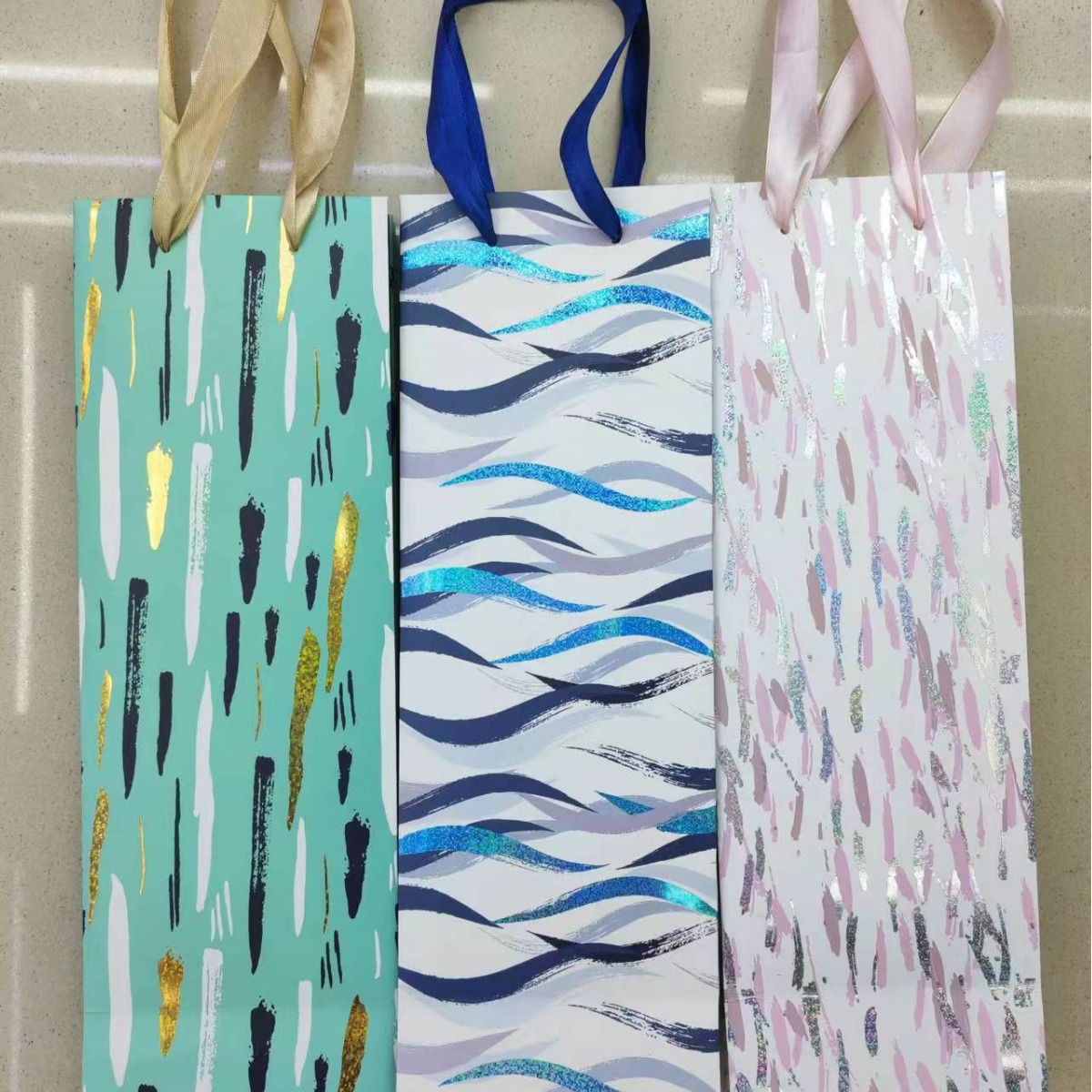 210克白卡覆哑膜烫金工艺红酒袋礼品袋手提袋纸袋现货