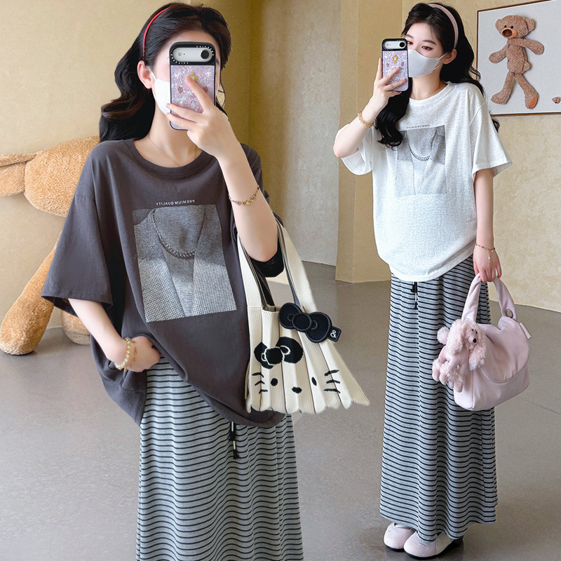 2026 Summer Loose-Fitting Printed Snowflake Cotton Maternity T-Shirt Top and Striped Skirt Two-Piece Maternity Set 2026 Summer Loose-Fitting Printed Snowflake Cotton Maternity T-Shirt Top and Striped Skirt Two-Piece Maternity Set