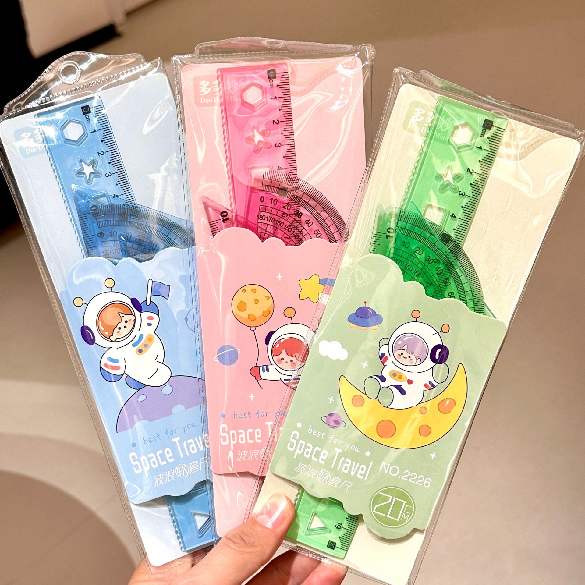 Círculos animados de color suave regla recta triángulo regla de estudiantes cuatro piezas de papelería