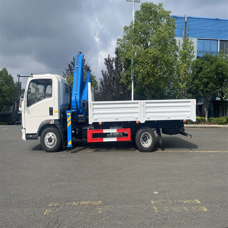 出口南美洲右舵豪沃随车吊 SINOTRUK HOWO5吨随车起重运输车