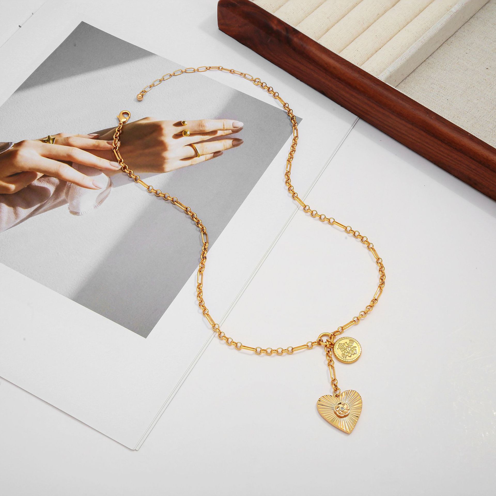 europe-and-the-united-states-cross-border-best-selling-niche-high-end-simple-joker-copper-clavicle-chain-plated-18k-gold-love-pendant-necklace-wholesale europe-and-the-united-states-cross-border-best-selling-niche-high-end-simple-joker-copper-clavicle-chain-plated-18k-gold-love-pendant-necklace-wholesale