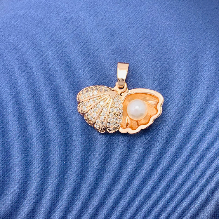 百種類のペンダントは心のままにファッションの経典を配合します。カップルの美しいペンダントは親友のアクセサリーを送ります。