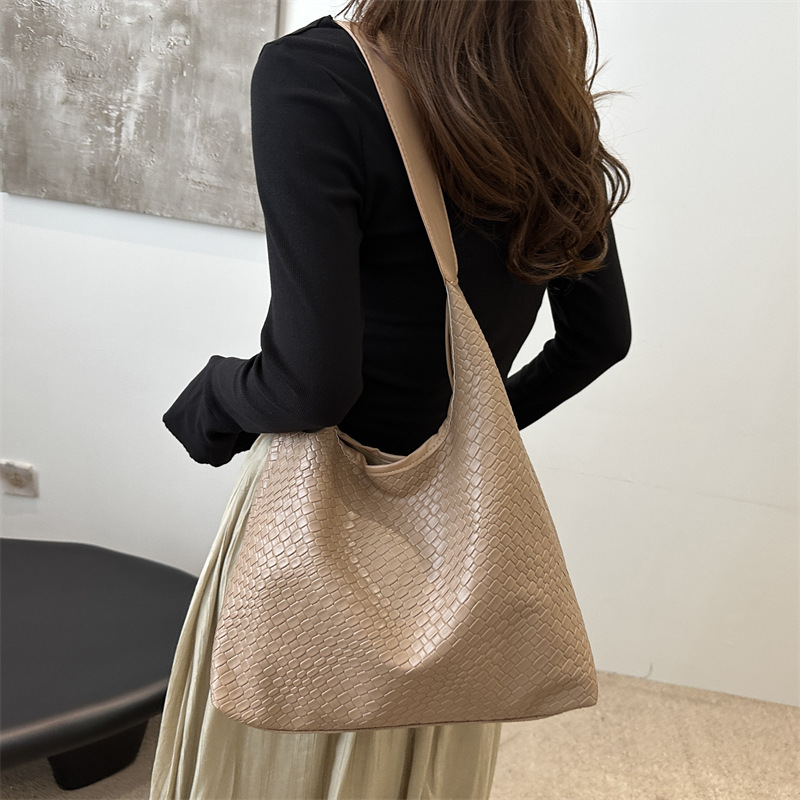 Bolsas de gran capacidad retro ocio para mujeres 2024 nueva popular explosión universal bolsas de hombro extranjeras bolsas de cubo de agua super caliente