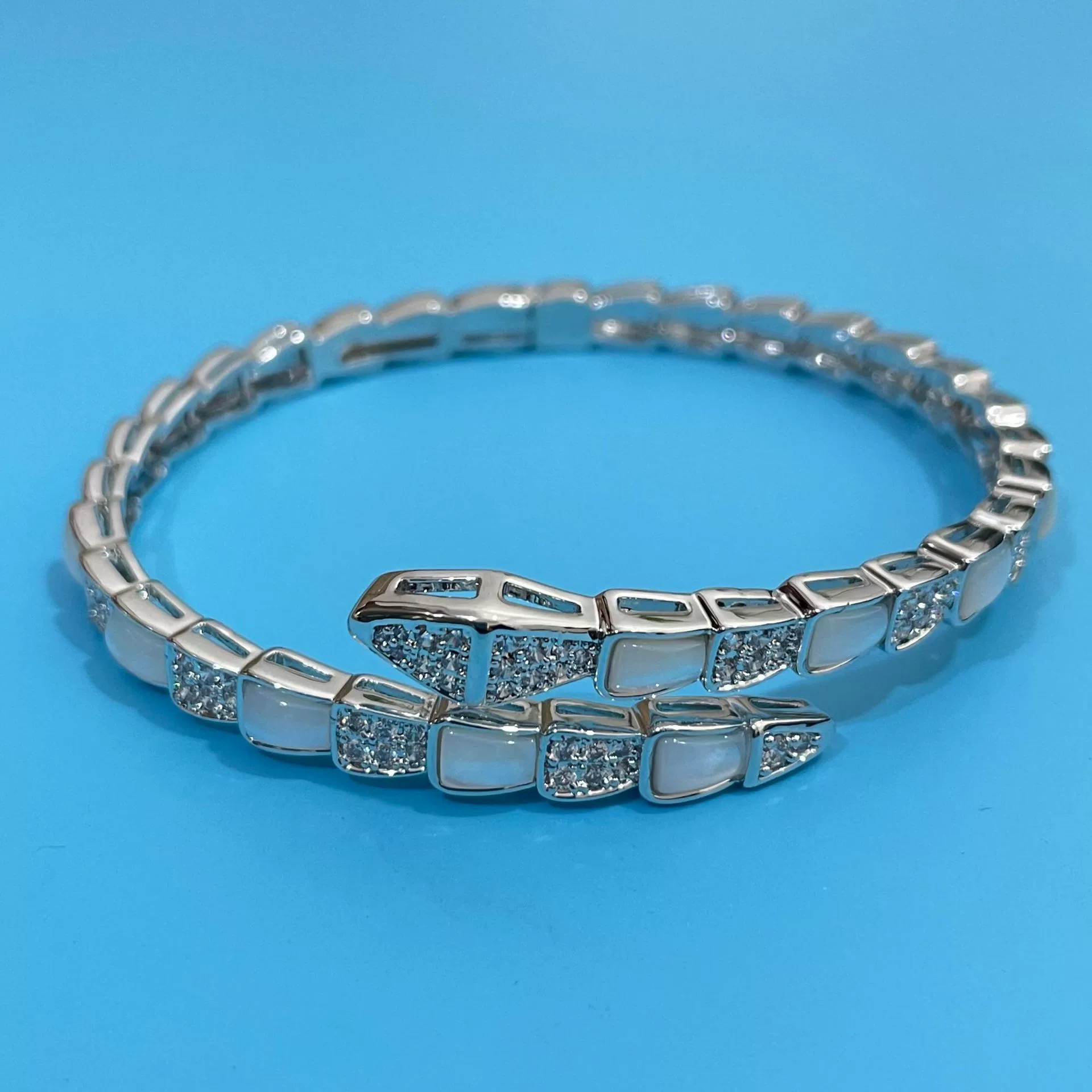 Браслет Shell Spirit Snake Bone, Поле Звезд и блица Даймонд ВЫСОГО уровня, браслет дома T, подсветка, роскошь, текстура, персонализированное оформление руки для женщин