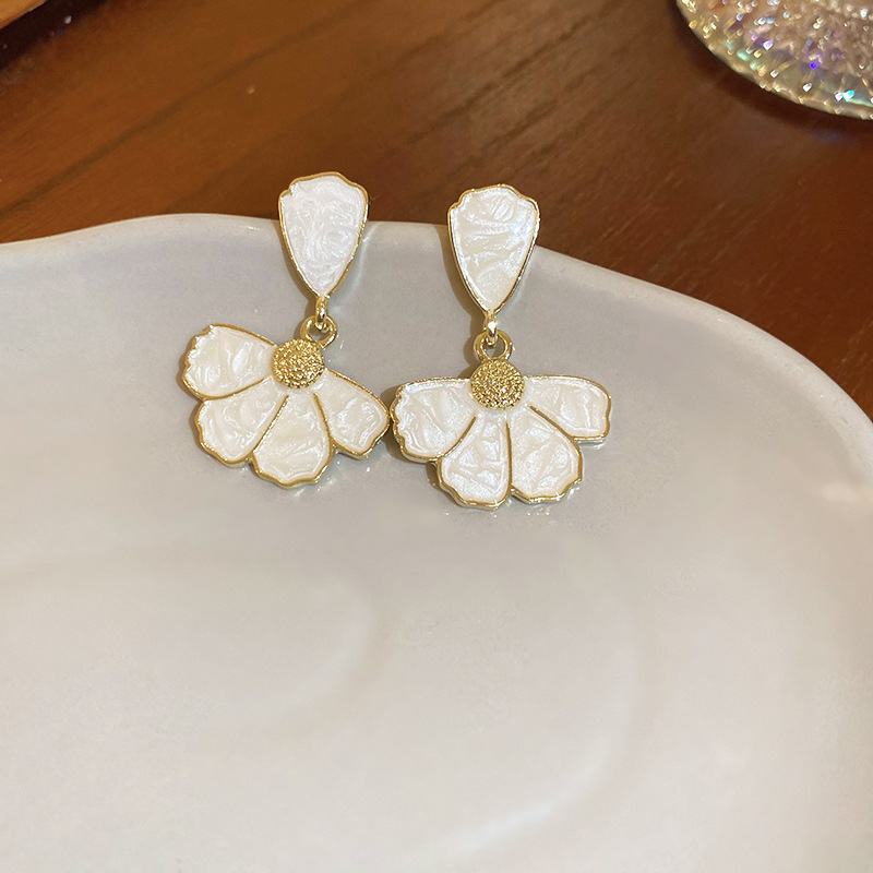 Oro real electrochapado aguja de plata gota aceite perla flor pendientes blanco simple del todo-fósforo pendientes de lujo ligero de moda