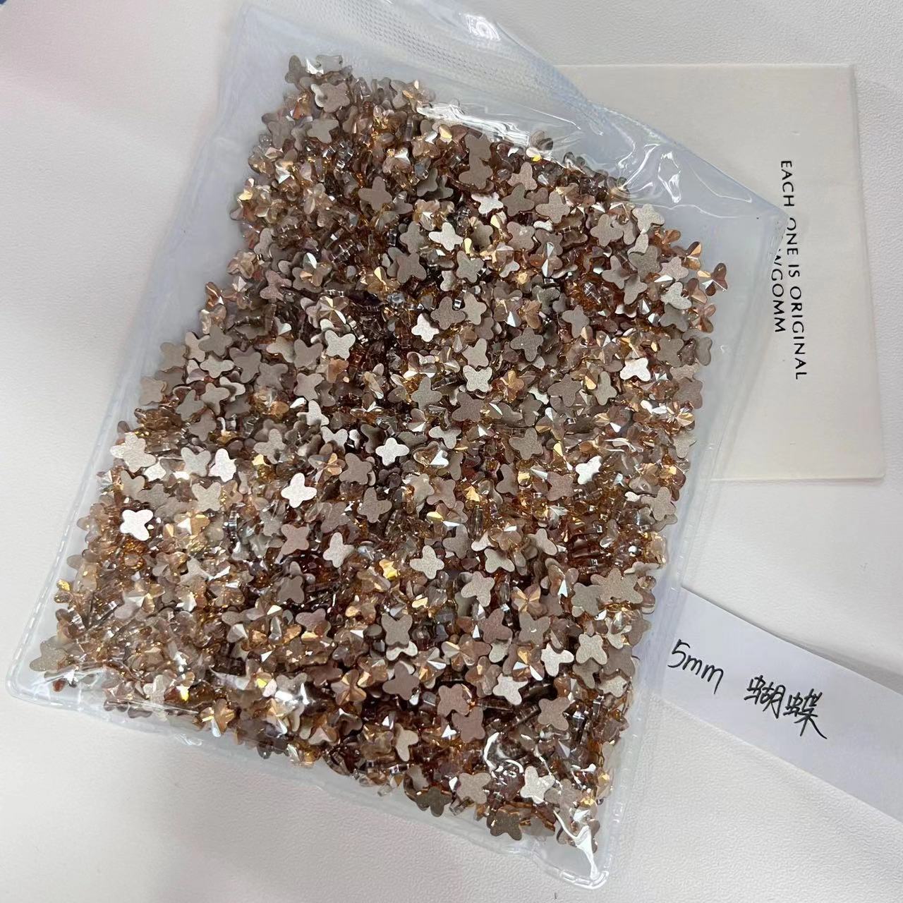 샴페인 플랫 바텀 모양의 다이아몬드-나비