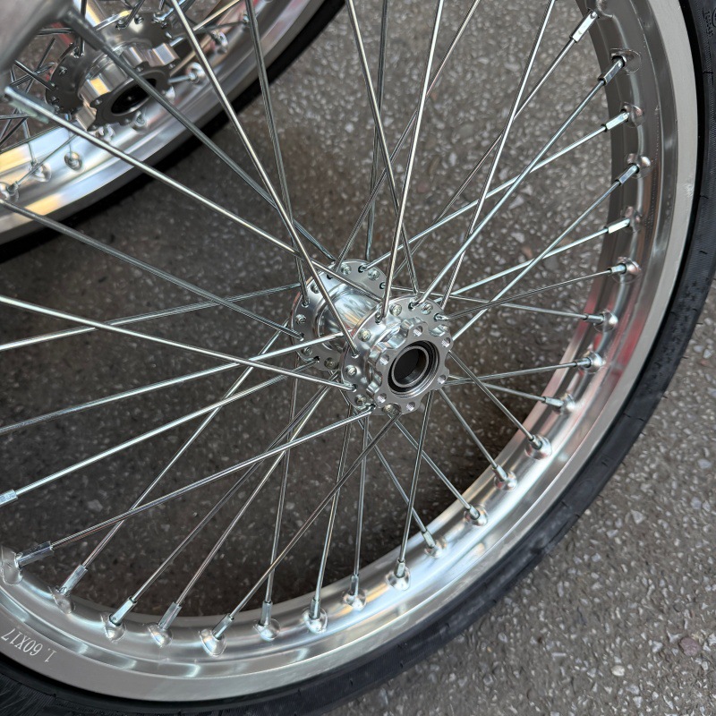 Suitable for QiuLong Light Bee modification with 70/90-17 front and 80/90-17 rear tires, CNC wheel hub assembly, aluminum alloy wheel set