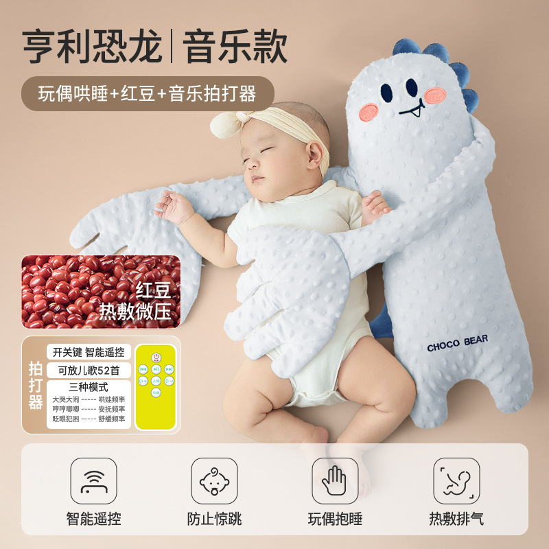 Bebé acariciando el sueño, tranquilizando las palmas, persuadiendo al bebé para que duerma, el bebé se acuesta, persuade al bebé para que se duerma y duerma, bofetada en febrero