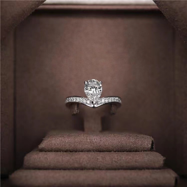High-end ins Fashion Elegant Water Drop Pear-shaped 1 karat Engagement Wedding Micro Diamond Ring Simulation Bridal Ring