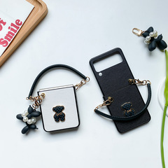 適用三星ZFlip4摺疊屏手機殼翻蓋小馬掛件純色小熊手提皮繩輕奢風