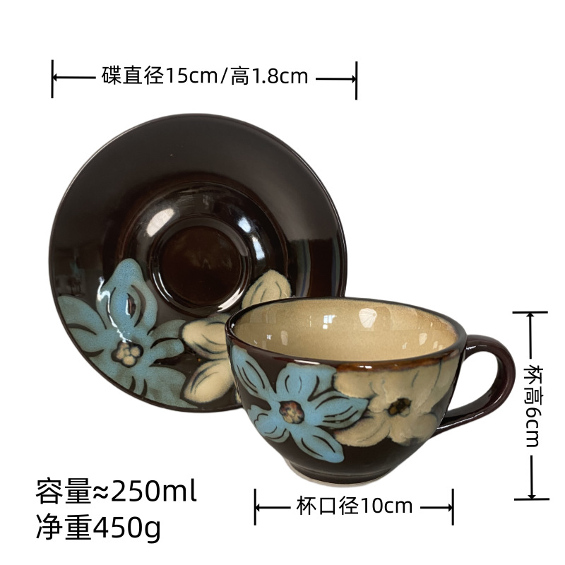 Traje de taza de café y plato de flores