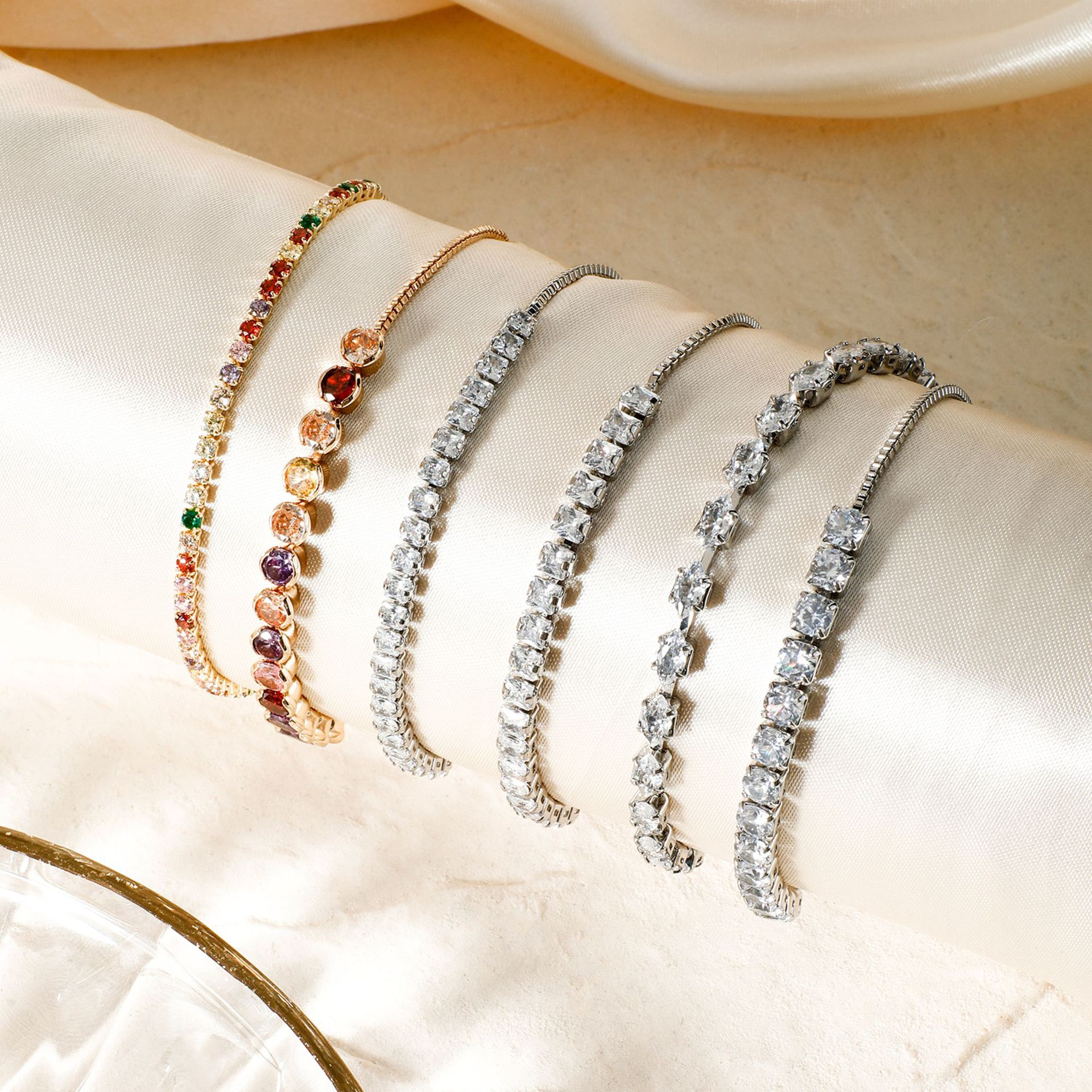 Adjustable fashionable bracelet