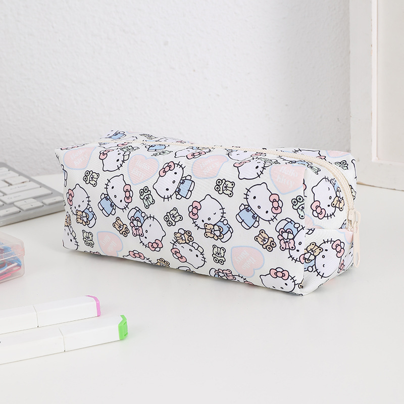 곰을 안고 있는 베이지색 고양이