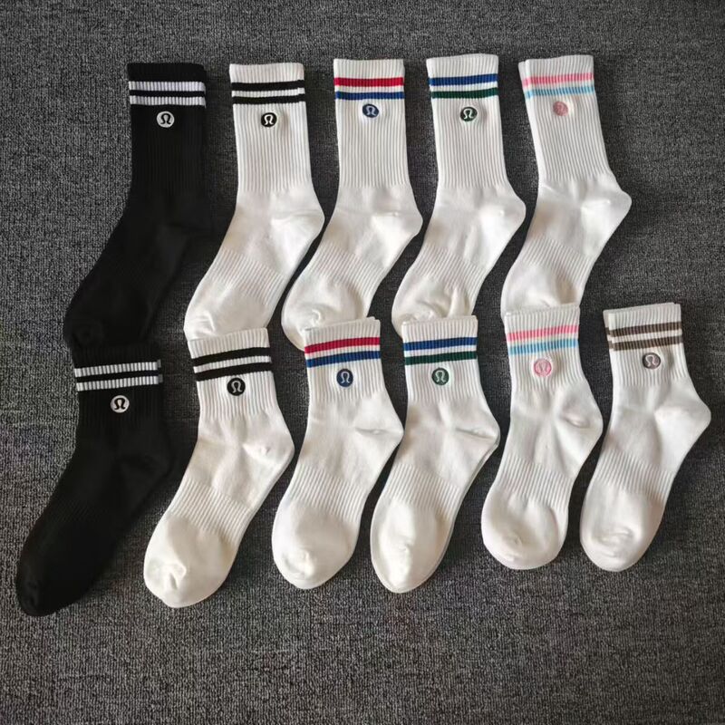 New Lulu embroidered logo combed cotton two-stripe casual sports socks for men and women, suitable for couples, for fitness and running, trendy socks available for wholesale New Lulu embroidered logo combed cotton two-stripe casual sports socks for men and women, suitable for couples, for fitness and running, trendy socks available for wholesale