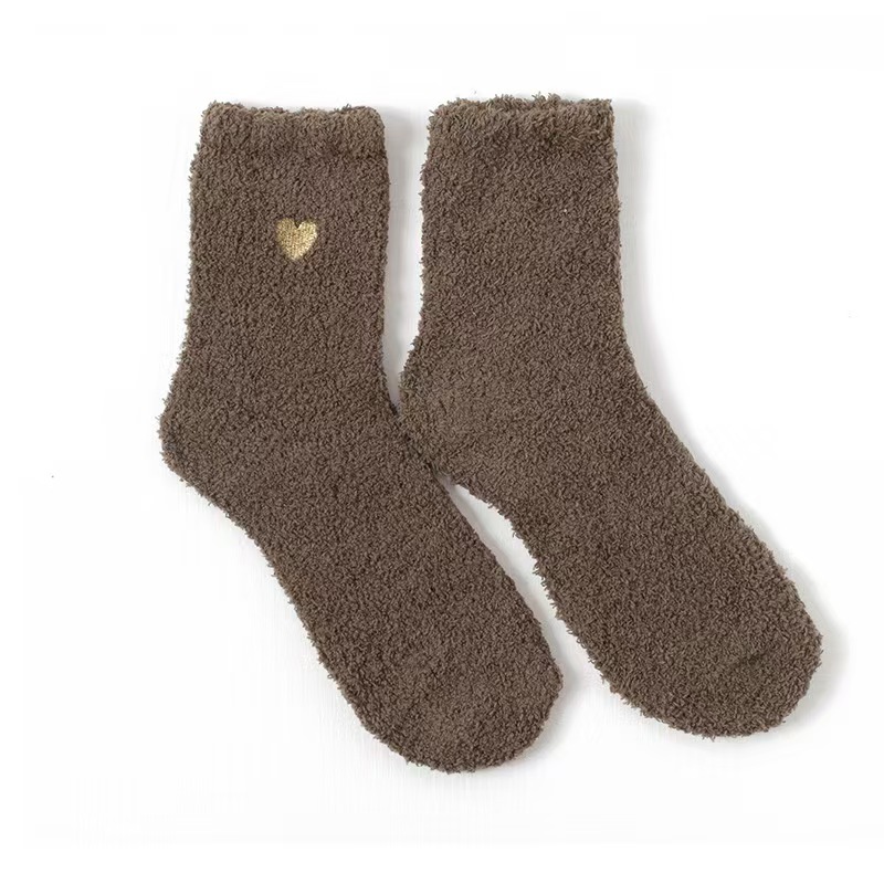 Calcetines hasta la pantorrilla con bordado de corazón en hilo dorado que no se desprende, calcetines cálidos para estar en casa, calcetines de invierno para dormir para mujer, calcetines de felpa coral de fábrica.