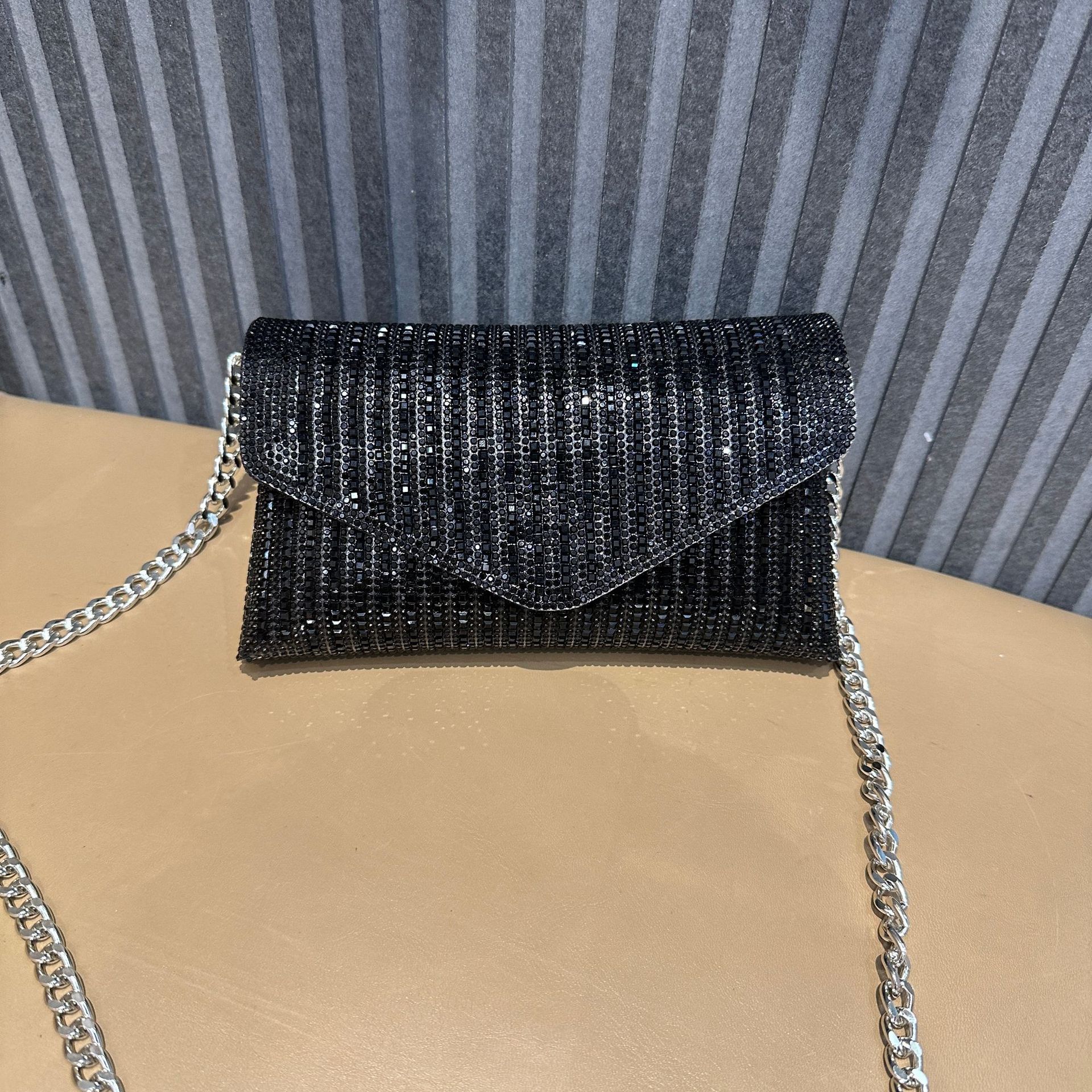 2024 Mini bolso de diamantes de imitación Guangzhou Trend Cross-border Foreign Trade Chain Ropa de cena con estilo bolso de tarjeta de cambio bolso de mensajero