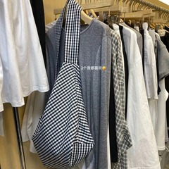 韓国版のブロガーのsanbaraは早秋の新型の格子を組み合わせて斜めにバッグをまたいで大容量のリュックサックの女性バッグに入ります。