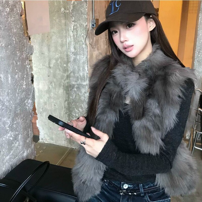 Korean-style lightweight faux fur vest, 2026 new collection, eco-friendly faux fur, youthful design, versatile and warm vest for women