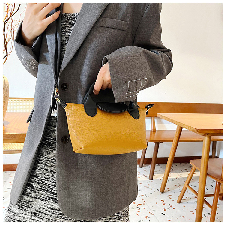 The new 2024 autumn/winter collection of handbags featuring a niche soft skin dumpling bag, color-blocking and patchwork single-shoulder bag, crossbody bag and commuter women's bag undefined